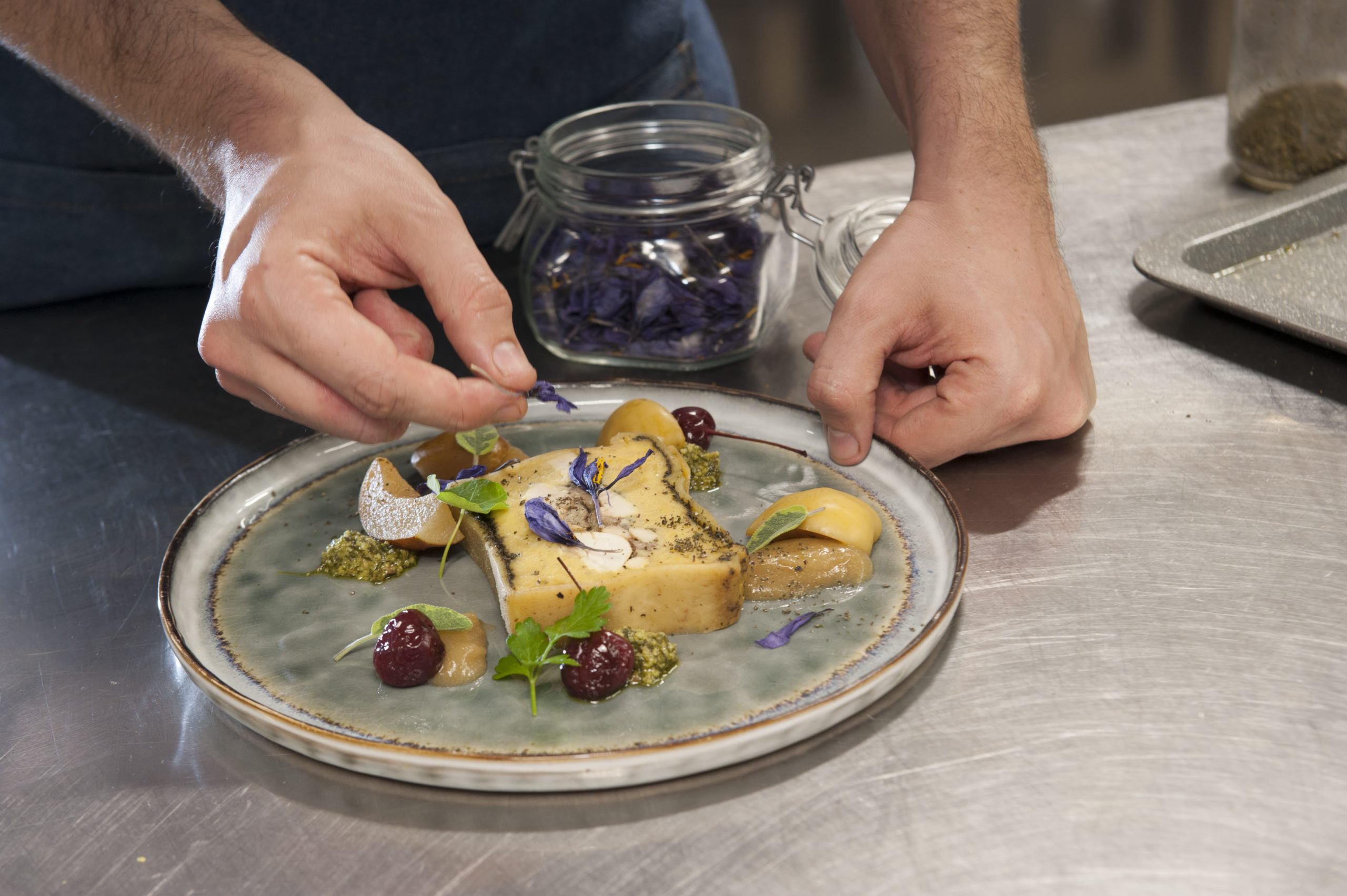 La Brinca a Ne. Chef Simone Circella, in sala Matteo Circella. Torta lavagnese.