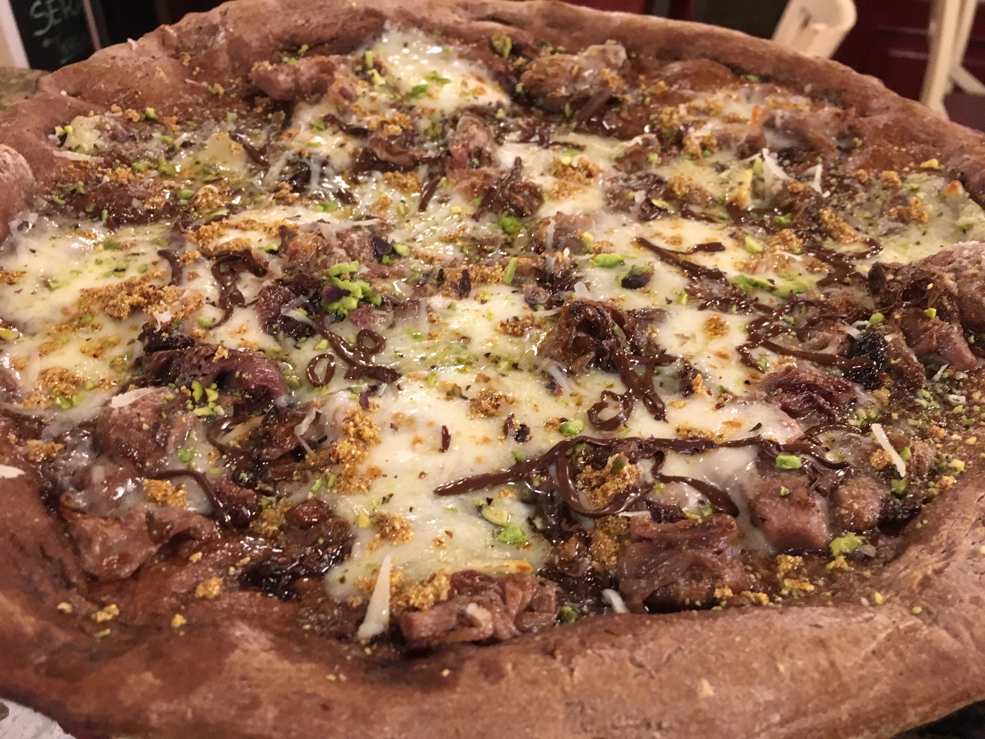 pizza con impasto al cacao